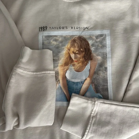 Taylor Swift TV 1989 Sweatshirt - Picture 2 of 5